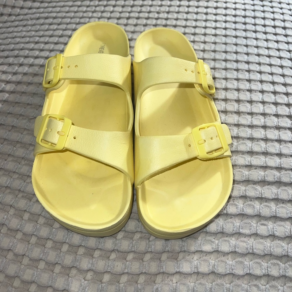 Cute yellow sandals!